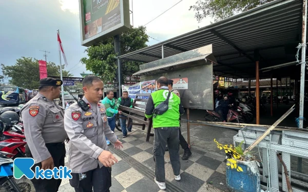 Thumbnail Berita - Wujudkan Situasi Kondusif, Ojol Kota Batu Ikut Berjaga di Pos Polisi