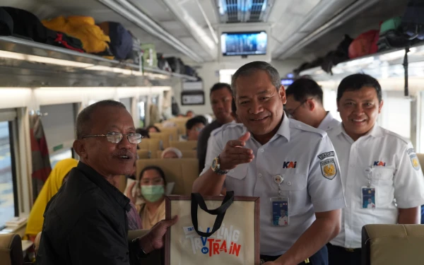 Peringati Hari Pelanggan Nasional, PT KAI Daop 7 Madiun Bagikan Souvenir
