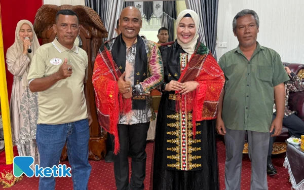 Pisah Sambut Dandim, SWI Aceh Singkil Kenakan Ulos Batak kepada Letkol Inf Moh Mulyono