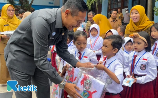 Thumbnail Berita - Wali Kota Malang Pastikan Seragam Gratis Siswa Baru SD-SMP Tuntas Tersalurkan 100 Persen