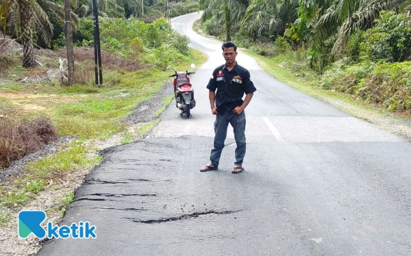 Thumbnail Berita - Proyek Jalan Nasional Miliaran Rupiah di Aceh Singkil Jadi Sorotan, Baru Selesai Sudah Rusak