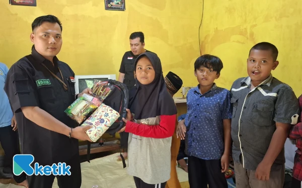 Thumbnail Berita - Senyum Anak-anak di Pacitan saat Terima Tas Baru dari LSM KSB dan Bhabinkamtibmas