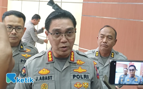 Thumbnail Berita - Dua Provokator Pembakaran Gedung Grahadi Ditangkap, Kabid Humas Polda Jatim: Masih Pemeriksaan