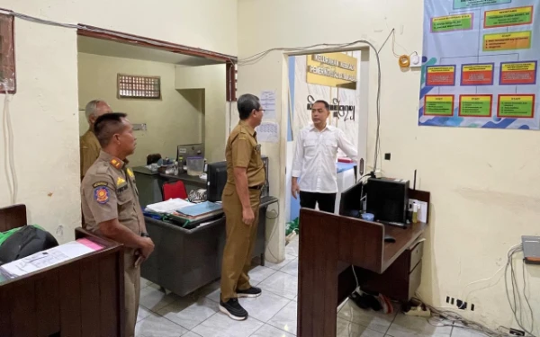 Thumbnail Berita - Wali Kota Surabaya Eri Cahyadi Gerebek Kelurahan Kebraon, Peringatkan Keras Oknum Pungli