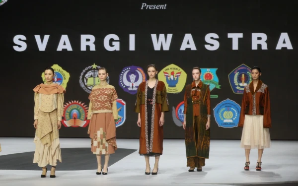 Gubernur Khofifah Apresiasi Murid SMK Jatim Tembus Panggung Fashion Dunia