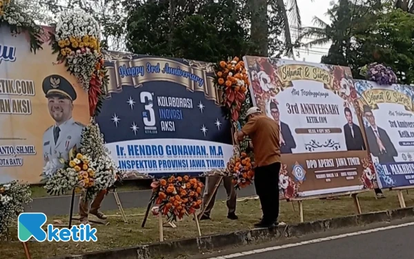 Thumbnail Berita - Puluhan Karangan Bunga Meriahkan HUT Media Ketik ke-3 di Malang