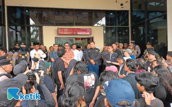 Thumbnail Berita - Mahasiswa di Jember Kembali Gelar Demo Desak Copot Kapolri