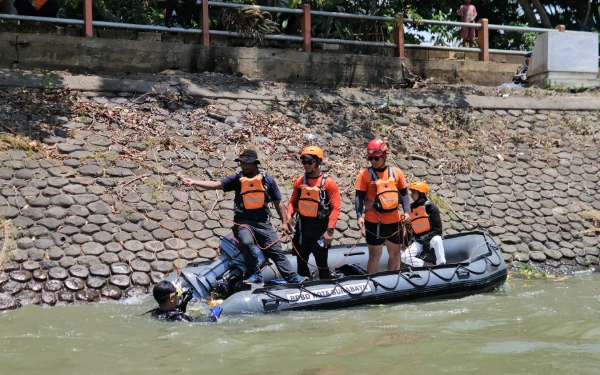 Pria Berusia 50 Tahun Lompat di Sungai Jagir, Tim SAR Gabungan Masih Cari Korban