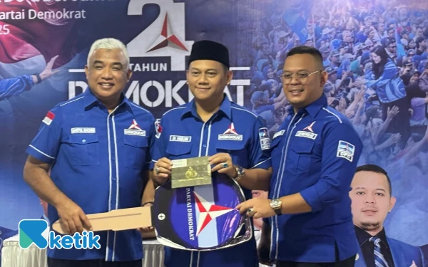 Thumbnail Berita - Kado HUT ke-27 Partai Demokrat, Wakil Ketua DPRD Kabupaten Bandung Serahkan Ambulan