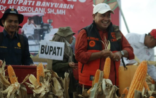 Thumbnail Berita - Bupati Banyuasin Terima Penghargaan Tokoh Penggerak Ketahanan Pangan Nasional dari Ketik.com