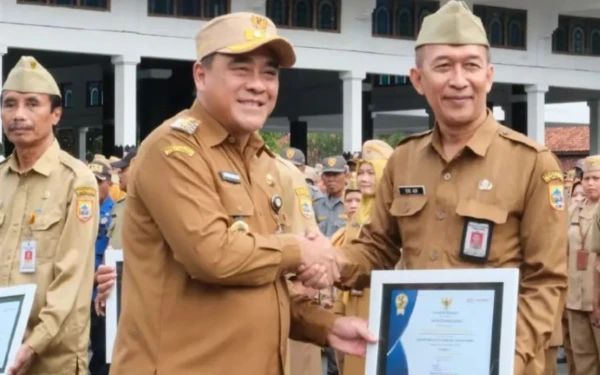 Thumbnail Berita - Wabup Pemalang Ajak ASN Responsif terhadap Keluhan Masyarakat, Umumkan 3 OPD Terbaik SAKIP 2025