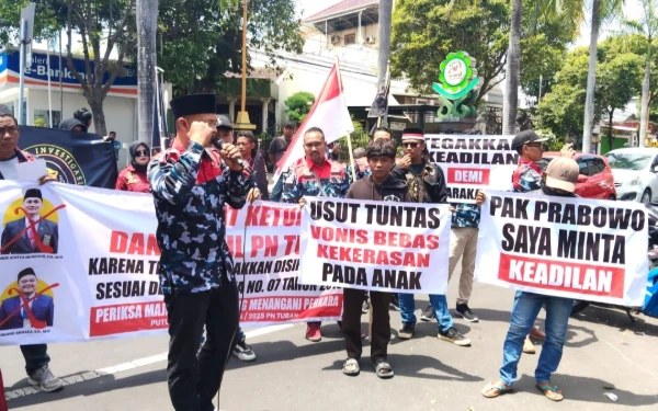 Protes Putusan Bebas Kasus Kekerasan Anak, Warga Demo Minta Majelis Hakim PN Tuban Dicopot