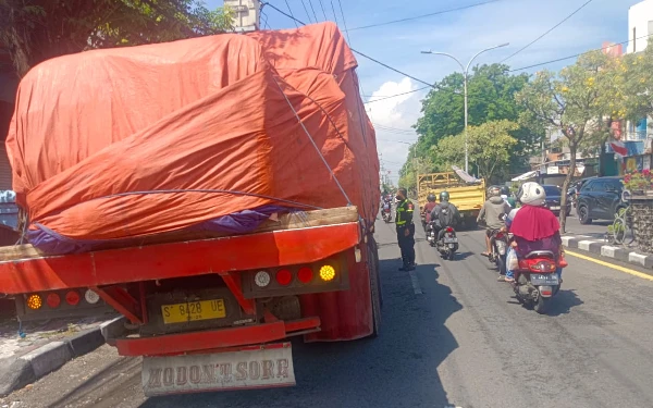 Thumbnail Berita - Polres Gresik Tindak Lima Truk Bandel, Langgar Jam Operasional di Jalur Padat