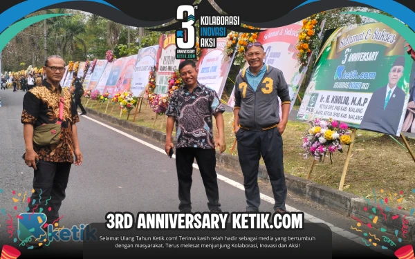 Di Balik Karangan Bunga HUT Ketik.com, Kisah Mereka yang Mengetik dengan Hati