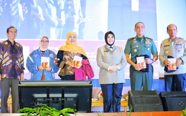 Gubernur Khofifah Hadiri Peluncuran Buku Karya Irjen Pol (Purn) Juansih 'Women in Law Enforcement'
