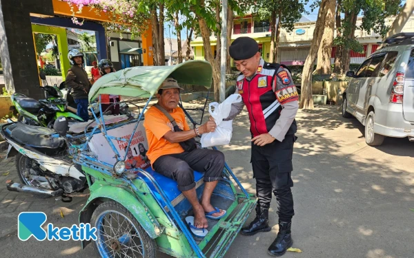 Program Pasabber Samapta Polres Situbondo Bagikan 100 Nasi Kotak