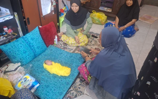 Thumbnail Berita - Penemuan Bayi di Pinggir Jalan Gegerkan Warga Manyar Gresik