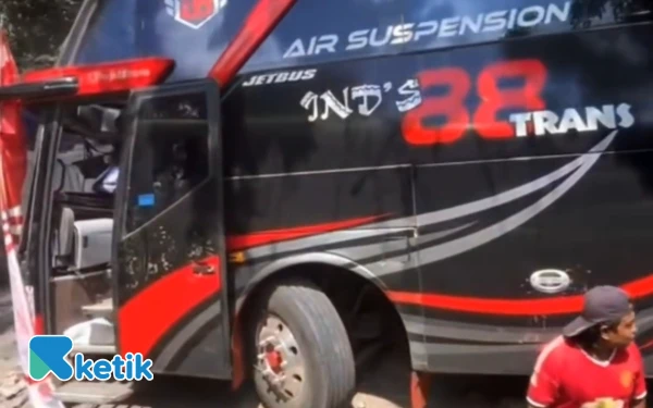 Thumbnail Berita - Tragedi di Jalur Bromo! Bus Rombongan RS Bina Sehat Jember Diduga Rem Blong, 6 Orang Meninggal