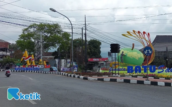 Thumbnail Berita - Pembangunan Taman Pulau Jalan Sultan Agung Kota Batu Dikritik Warga, Ini Penyebabnya