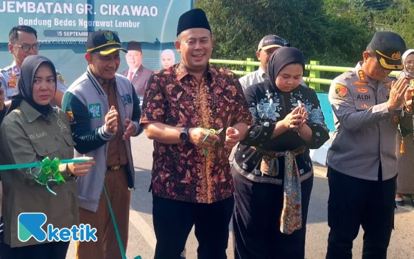 Thumbnail Berita - Dibiayai DAK Rp7,5 Miliar, Waka DPR RI Cucun Ahmad Syamsurijal Resmikan Jembatan Cikawao