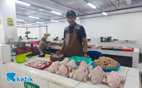 Thumbnail Berita - Harga Ayam di Pasar Among Tani Kota Batu Tembus Rp39 Ribu, Omzet Pedagang Anjlok
