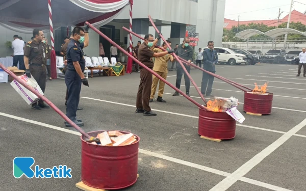 Thumbnail Berita - Kejari Palembang Musnahkan Barang Bukti Narkoba, Senjata Api Rakitan, dan 140 Ribu Batang Rokok Ilegal