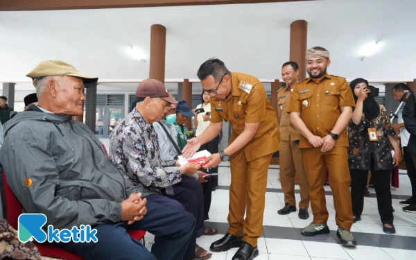 Thumbnail Berita - 146 Lansia di Kota Batu Terima Bantuan Sosial PKH Plus Tahap 3