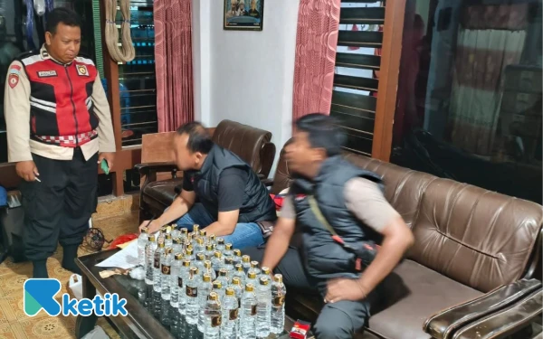 Thumbnail Berita - Patroli Gabungan, Samapta Polres Situbondo Amankan 70 Botol Miras Jenis Arak
