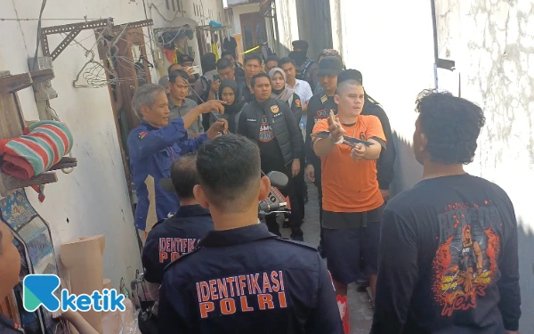 Thumbnail Berita - Tersangka Pelaku Mutilasi Pacet Jalani Rekonstruksi di Kos Lidah Wetan Surabaya, Warga Ikut Geram