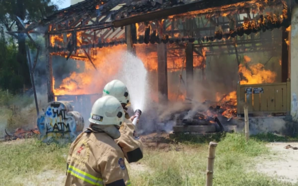 Gedung Kosong di Mayjen Sungkono Terbakar, Merembet ke Alang-Alang