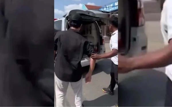 Viral Sopir Ambulans Bawa Pasien Krisis Diadang Mobil Innova di Jalan Parengan-Bojonegoro