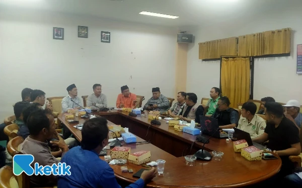 [FOTO] AMS Audiensi ke DPRD Sampang Soal Proyek Jembatan Daleman-Pasarenan Kedungdung