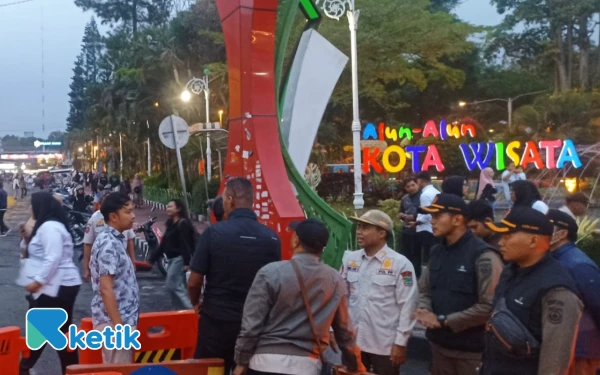 Thumbnail Berita - PKL yang Gelar Tikar di Luar Trotoar Alun-Alun Kota Batu Ditertibkan   ‎