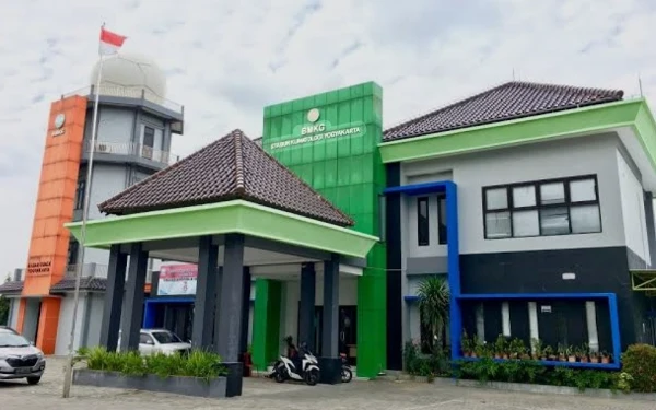 Thumbnail Berita - BMKG: DI Yogyakarta Memasuki Musim Hujan Lebih Cepat, Masyarakat Diimbau Waspada Cuaca Ekstrem