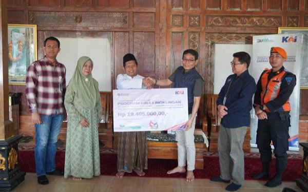 Thumbnail Berita - KAI Daop 7 Madiun Gelontorkan Bantuan Bina Lingkungan TJSL ke Ponpes Kanzul Ulum Madiun