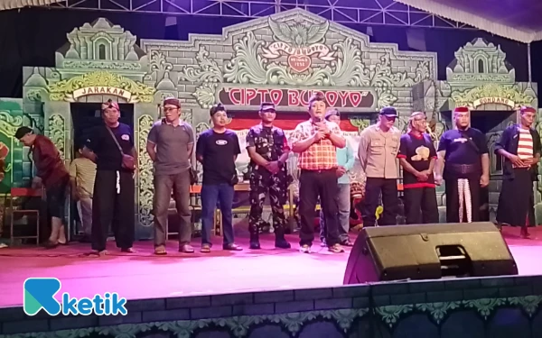 Thumbnail Berita - Hujan Berkah di Jarakan! Kades Buka Bazar UMKM, Ekonomi Desa Menggeliat di Tengah Guyuran