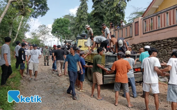 Thumbnail Berita - Sindir Janji Pemerintah, Ratusan Warga Salem Brebes Gotong Royong Perbaiki Jalan