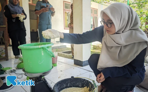 Thumbnail Berita - Penyuluh di Pacitan Ciptakan 'Pil KB Tikus', Solusi Murah Kendalikan Hama Berbahan Gadung