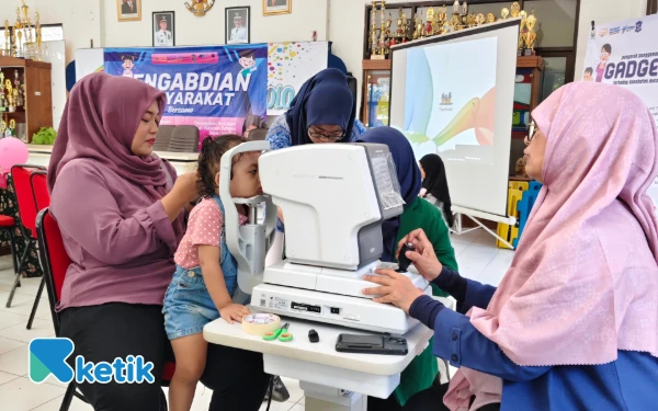 Thumbnail Berita - 25 Orang Tua dan Anak Warga Wonocolo Surabaya Dapat Edukasi Antisipasi Refraksi Mata