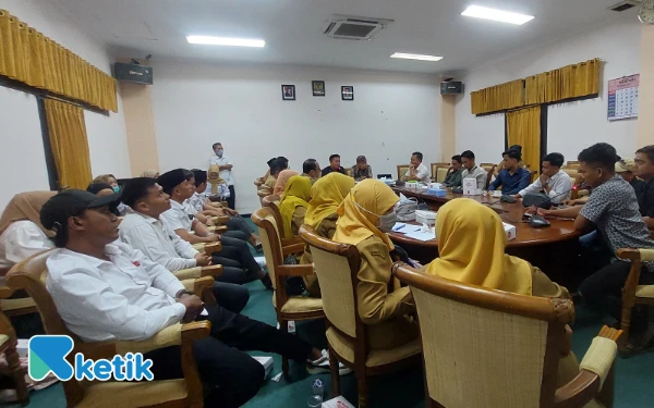 Thumbnail Berita - [FOTO] Audiensi Nakes dengan DPRD Sampang Adukan Seleksi PPPK Paruh Waktu