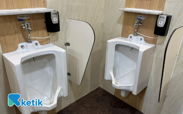 Cegah Najis Tak Terlihat! Amal Jariyah Bagi Pemimpin yang Pasang Mika Urine Protector pada Toilet Kantornya