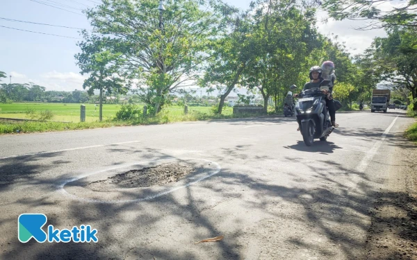 Thumbnail Berita - Awas! Ada Dua Lubang Menganga di JLS Pacitan, Bikin Velg Sepeda Motor Rusak
