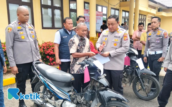Thumbnail Berita - Tangis Haru Korban Curanmor Pecah, Polres Abdya Kembalikan Motor yang Hilang