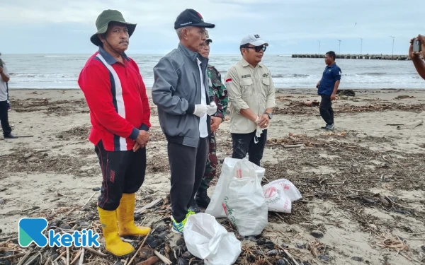 World Cleanup Day, Wabup Aceh Singkil Kutip Sampah di Pantai Pulo Sarok