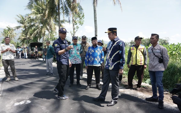 Thumbnail Berita - Pemkab Bondowoso Fokus Benahi Dua Ruas Jalan Utama, Infrastruktur Digenjot di 120 Titik