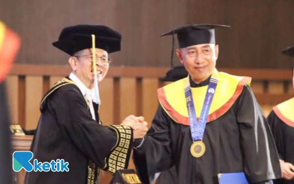 Thumbnail Berita - Tokoh Pertanian HM Arum Sabil Resmi Wisuda Magister Kesehatan Lingkungan UNAIR