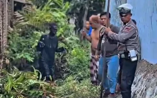 Warga dan Polisi Ciduk Pencuri HP dari Got Penuh Lumpur di Surabaya