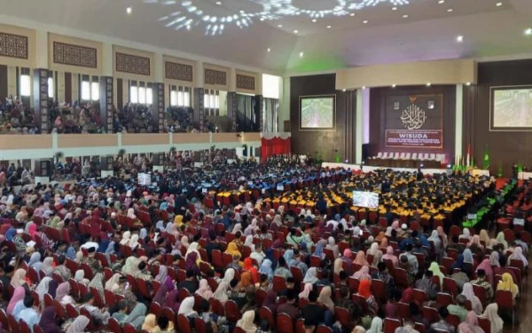 Thumbnail Berita - Rektor UIN Malang Lepas 810 Wisudawan ke-88 Periode IV, Ingatkan Pengorbanan Orang Tua