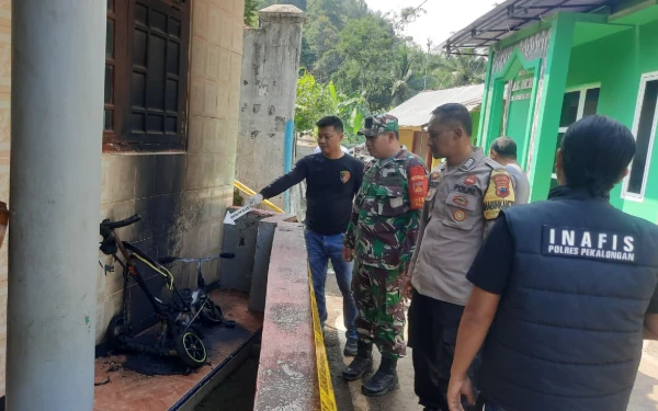 Thumbnail Berita - Diduga Dibakar, Rumah Warga di Kandangserang Pekalongan Nyaris Ludes Terbakar