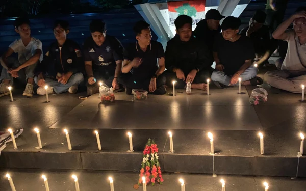 Thumbnail Berita - Mahasiswa Sumsel Aksi "September Hitam"! Bakar Lilin dan Tabur Bunga Simbol Kekecewaan